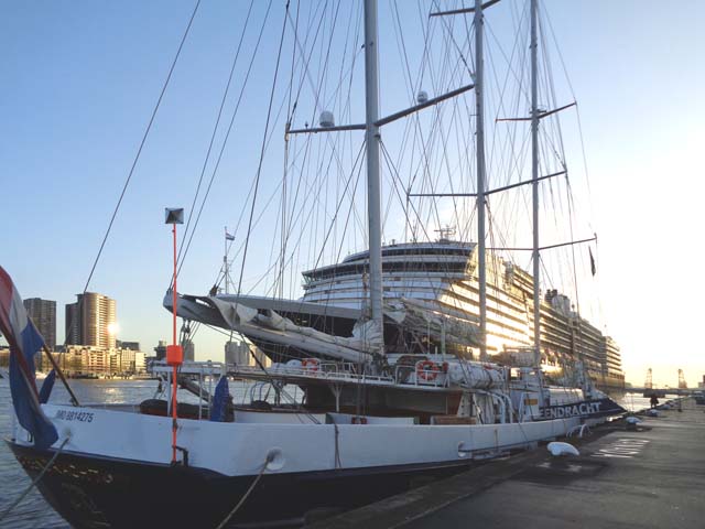 Cruiseschip ms Zuiderdam van de Holland America Line aan de Cruise Terminal Rotterdam